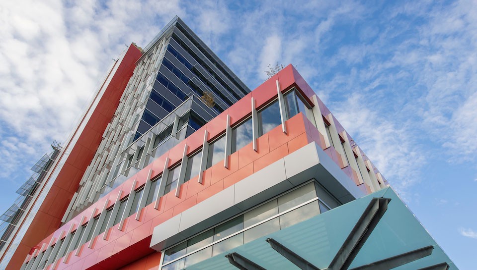 city-centre Le centre médical polyvalent utilise des panneaux d'alucobond vibrants et changeants de couleur